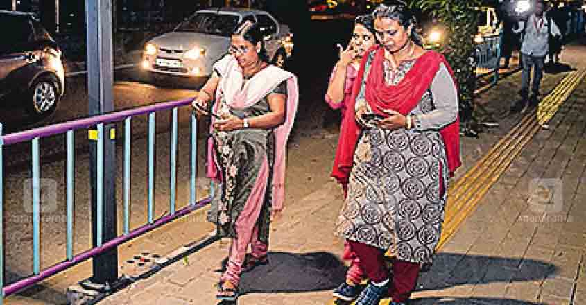 ernakulam-night-walking-on-walk-way ernakulam-night-walking-on-walk-way