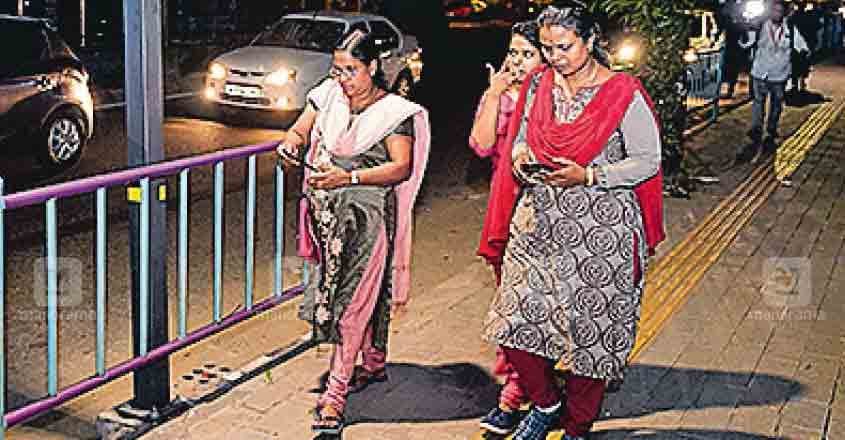 ernakulam-night-walking-on-walk-way ernakulam-night-walking-on-walk-way