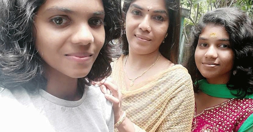 aparna-with-daughters-01 aparna-with-daughters-01