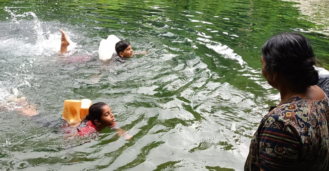 കുട്ടികളെ നീന്തൽ പഠിപ്പിക്കുന്ന ജാനകി അമ്മ