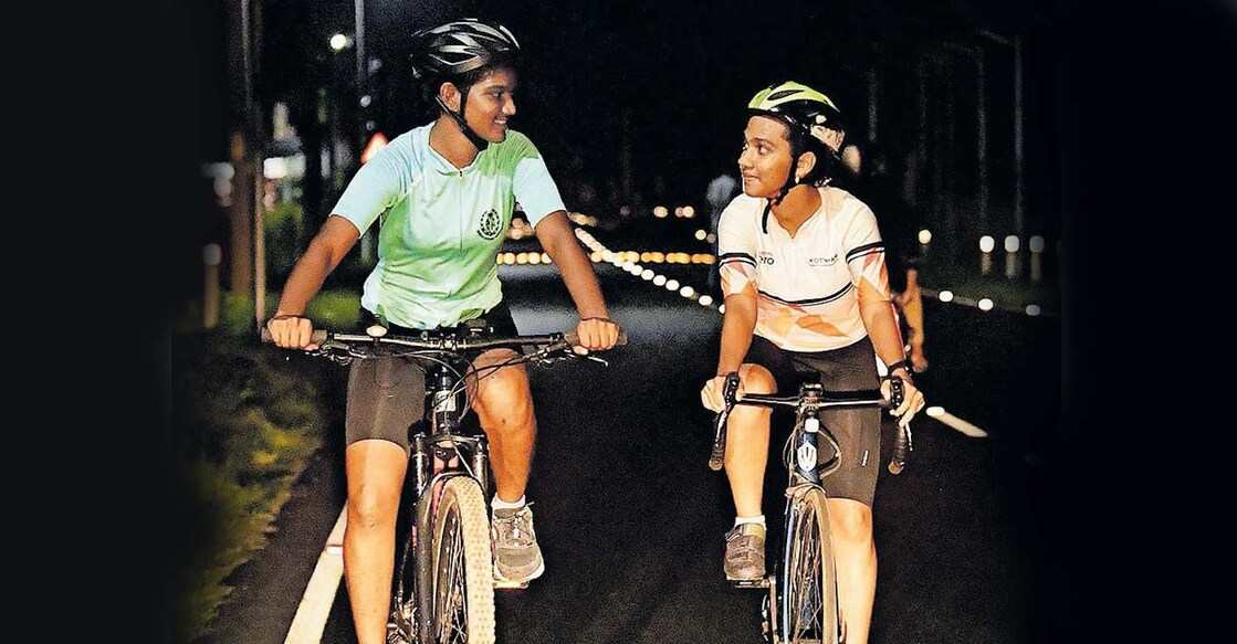 cycle-champion-sisters നിയ ആൻ ഏബ്രഹാമും നിത ആൻ ഏബ്രഹാമും സൈക്ലിങ് പരിശീലനത്തിൽ. ചിത്രം: മനോരമ