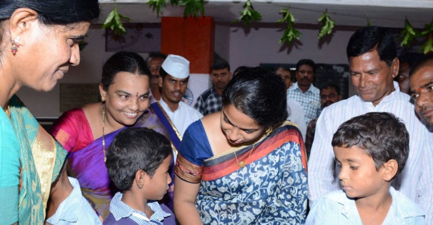 ias-officer-with-school-kids-02 ias-officer-with-school-kids-02