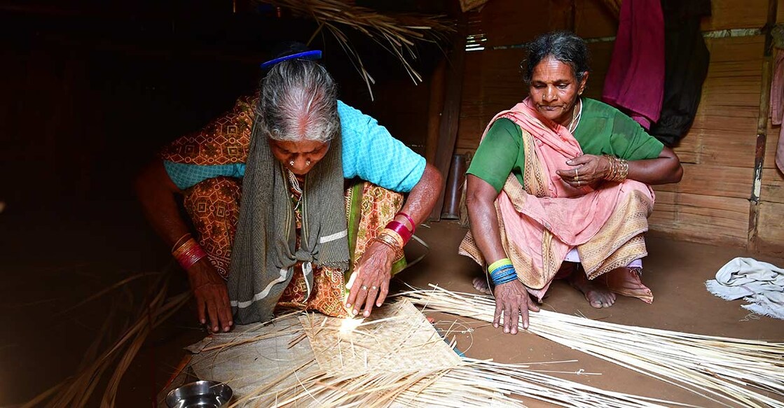 അതിരപ്പിള്ളി  അടിച്ചിൽത്തൊട്ടി സ്വദേശികളായ കനകമ്മയും തങ്കമ്മയും പായ നെയ്യുന്നു. ചിത്രം∙മനോരമ